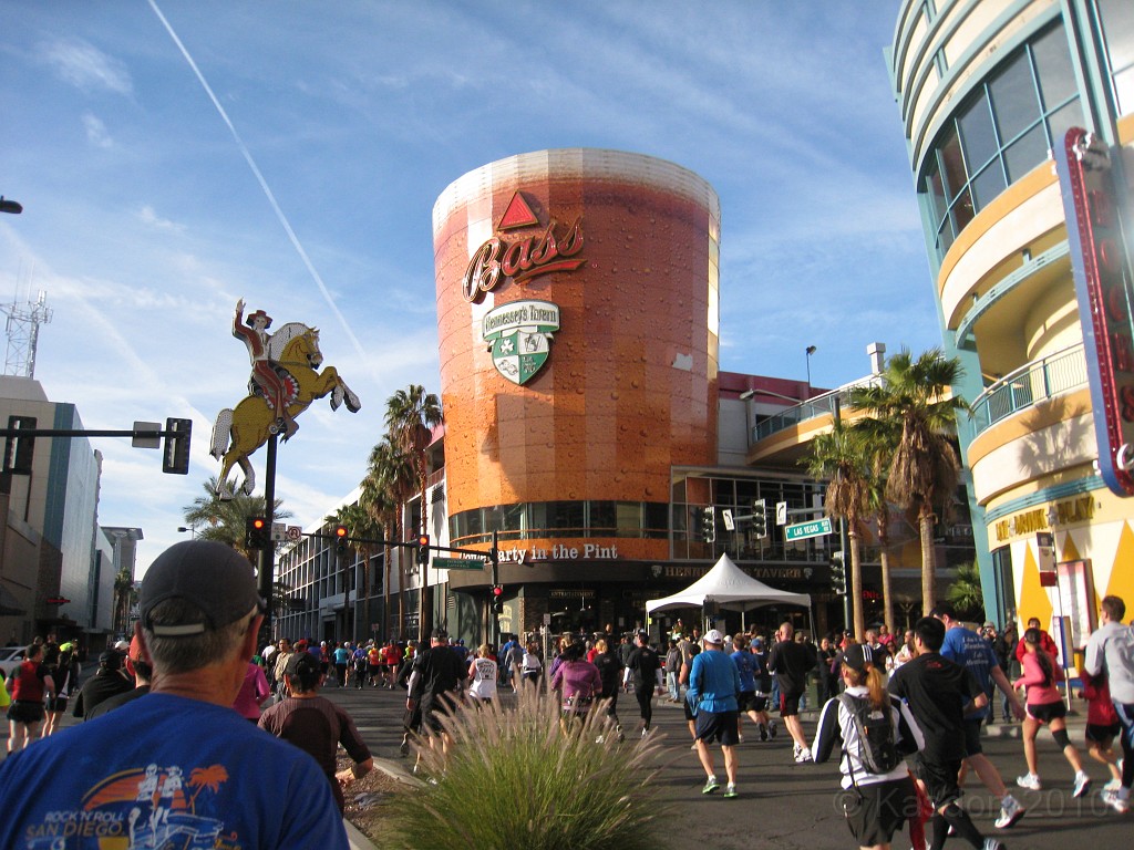 Las Vegas 2010 - Marathon 0691.JPG - The 2010 Las Vegas Fire - Ice and Sweat Tour. Half Marathon, Red Rock Canyon, Casinos, Valley of Fire.... and buffets!